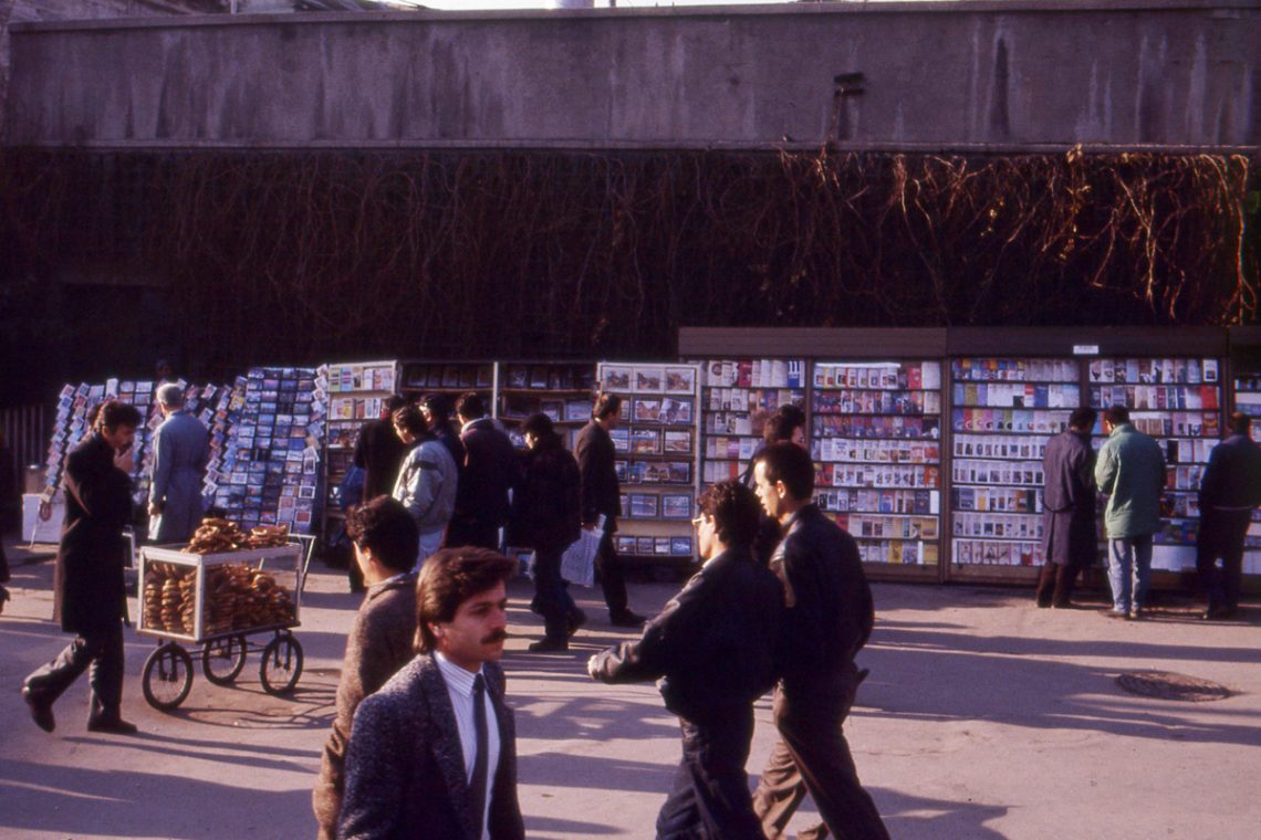Fetö Kitap Yasağı öncesi Taksim Meydanı.